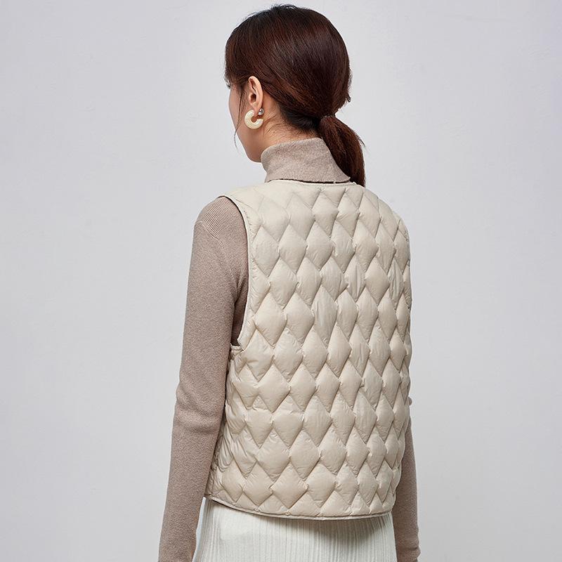 Down vest new women's short style with fashionable and light V-neck close-fitting duck down vest liner tide