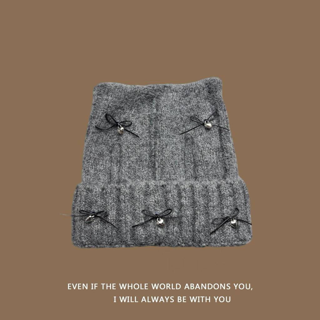 Вязаная шапка с кошачьими ушками на осень/зиму 2025 - Теплая и универсальная, с дизайном в виде банта, который подчеркивает лицо