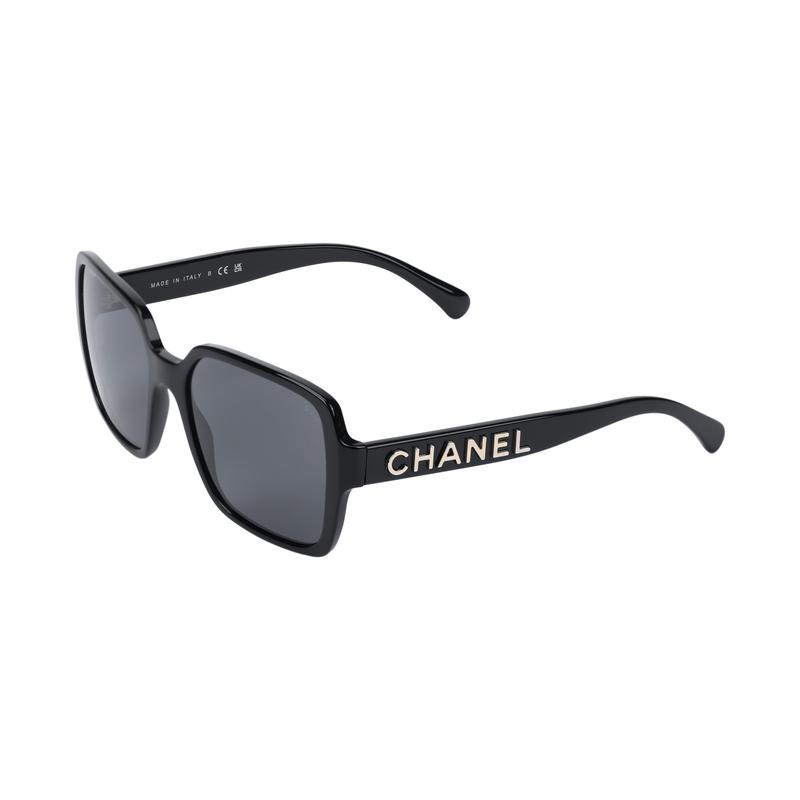 Chanel Черные солнцезащитные очки с большим квадратным каркасом и золотым логотипом-буквой, женский стиль