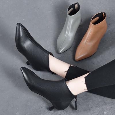 Новые женские сапоги на низком каблуке. Маленькие ботильоны в западном стиле. Верхний слой на тонком каблуке. Короткие сапоги из воловьей кожи на молнии сзади. Острые короткие сапоги. Кожаные сапоги.