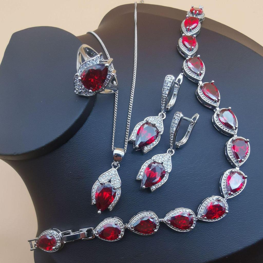 Комплект украшений из четырех украшений из кристаллов танзанита ромбовидной формы в европейском и американском стиле.