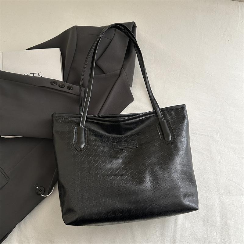 Вместительная весенне-летняя сумка-тоут в трендовом зарубежном стиле, новая коллекция 2025, повседневная, простая, с подвеской, в стиле колор-блок