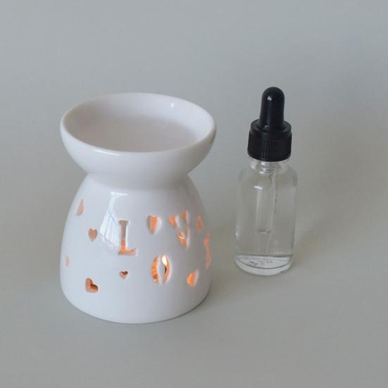 Essential Oil Burner with Spoon White Ceramic Aroma Burner Wax Melter with Cutout Design Home Tabletop Wax Warmer for Bedroom Meditation Room