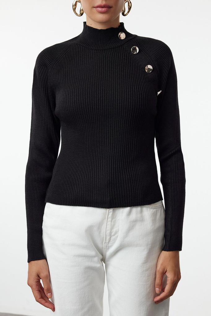 Женский свитер в элегантном стиле с зеленой пуговицей и детальным тонким трикотажным свитером