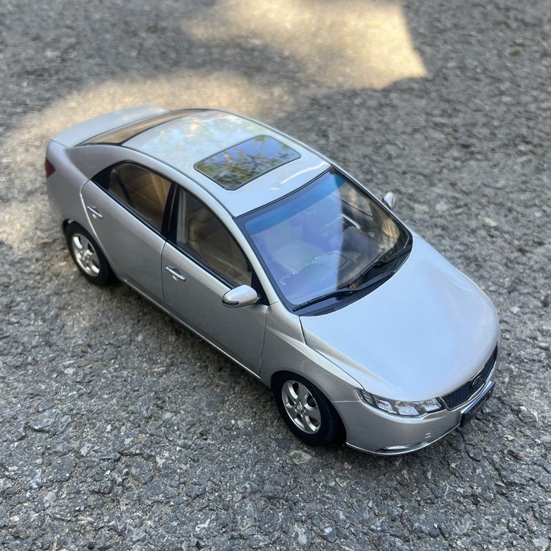 SKTF2 1:18 Оригинальная Масштабная Модель, KIA Forte 2009, Покраска с Дефектом, Литая Модель для Коллекционирования и Демонстрации rdpw7