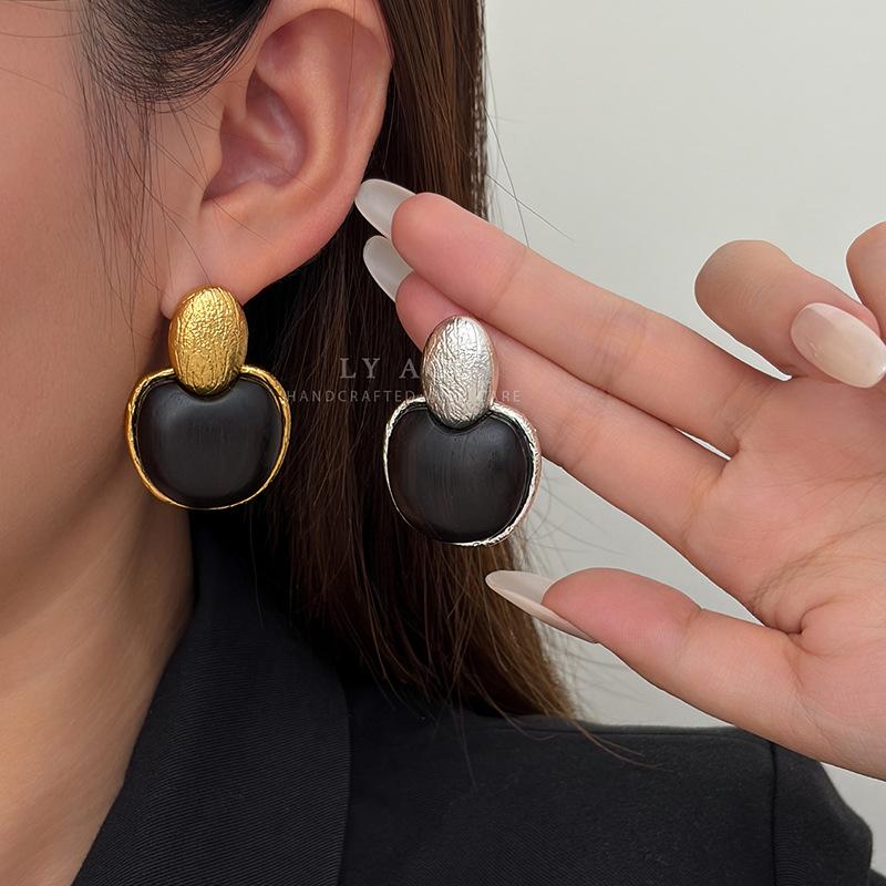 Vintage ebony splicing hammer pattern metal earrings art niche high-end sense retro temperament commuting versatile earrings