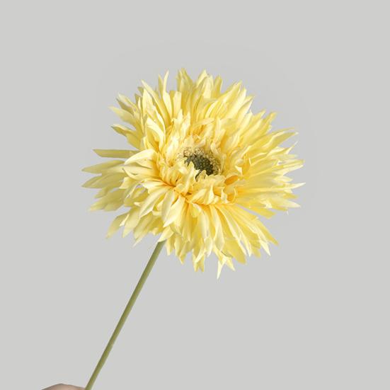 Красивые искусственные цветы, изысканная эстетика, без полива