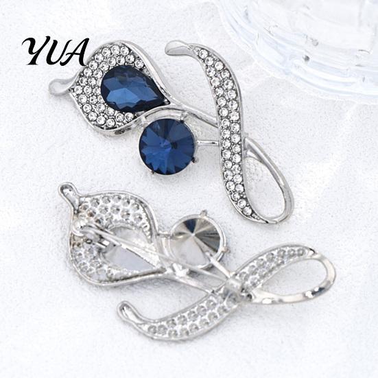 Metal Lapel Pin Women Rhinestone Flower Brooch Pin, Sparkling Floral Daily Wear Jewelry Decorative Accessory for Coats Dresses Suits Badge