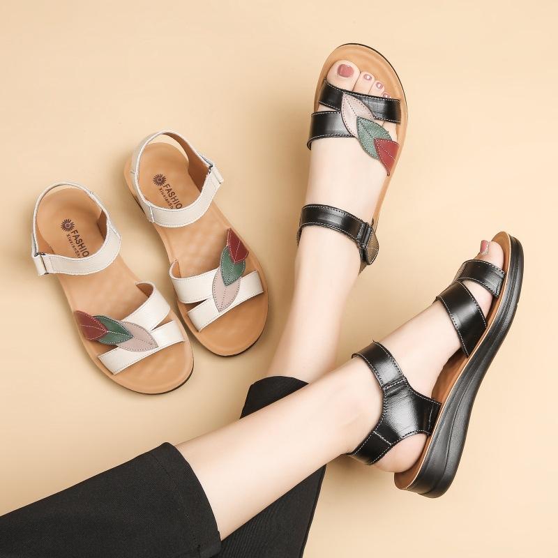 Fashion Mom sandals made of genuine leather for middle-aged and elderly women in the summer of 2025 middle-aged flat sandals for women