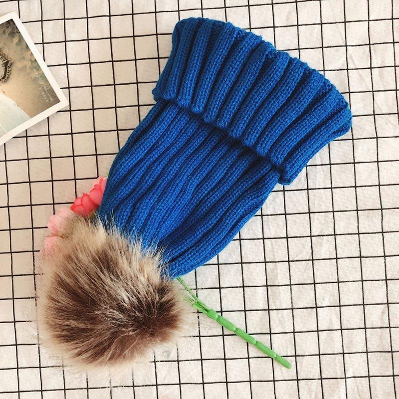 Уютная женская зимняя шапка с пушистым помпоном и стильным отворотом
