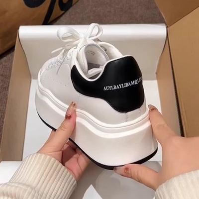 Женские туфли на толстой платформе с увеличением роста, лето 2025, маленькие белые туфли, универсальная белая спортивная и повседневная обувь, ультралегкие для интернет-знаменитостей