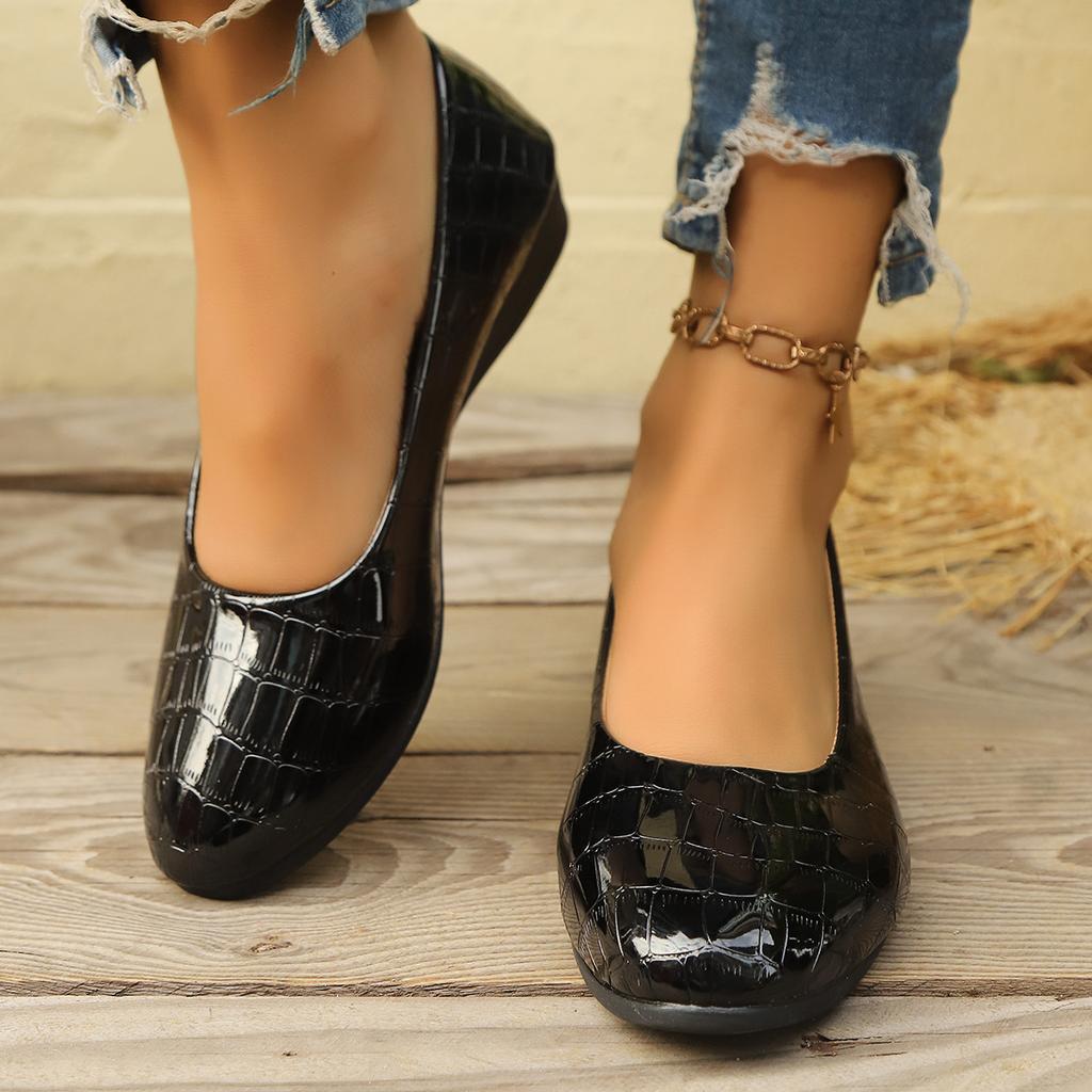 Fashion Large Size Casual Flat Bean Shoes 2025 New Round Toe Shoes for Women Soft Sole Outside To Wear Shallow Mouth Single Shoes Women