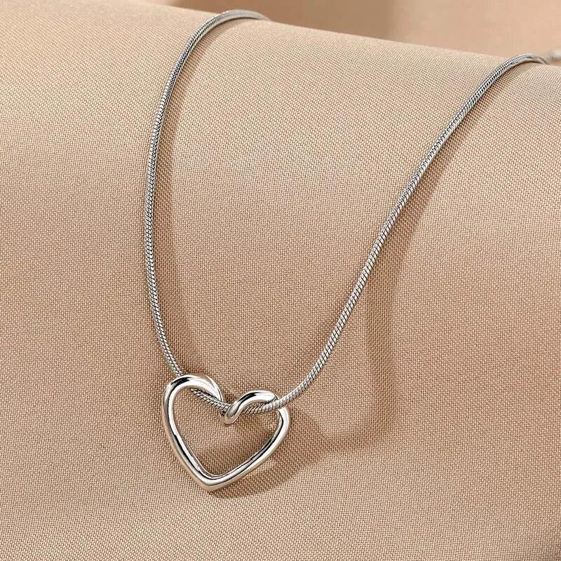New Simple Hollow Love Heart Pendant Necklace for Women Fashion Creative Geometric Clavicle Chain Necklaces Party Jewelry Gift MIT