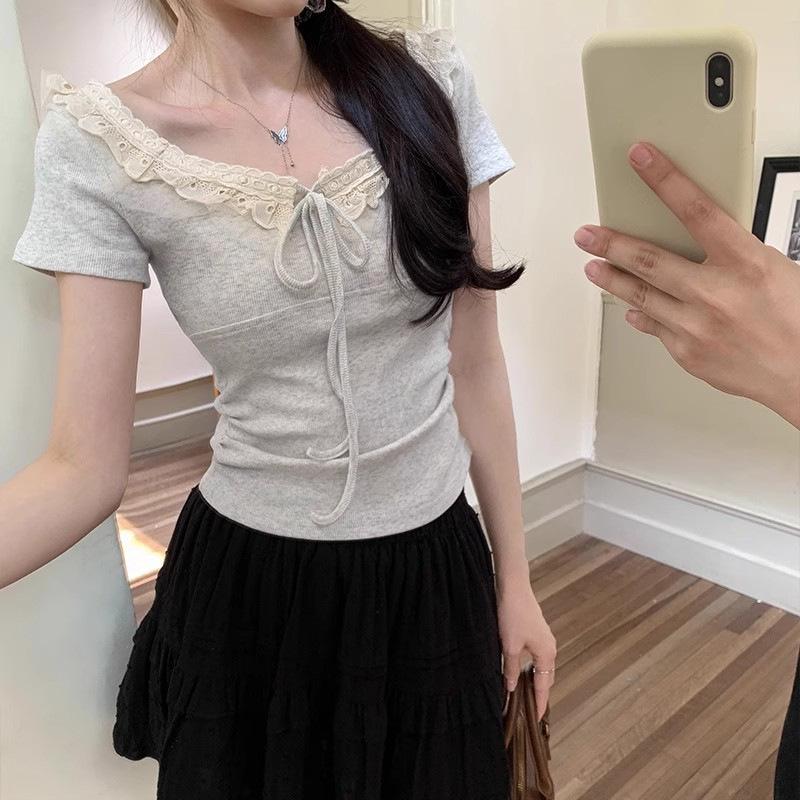 Женская футболка приталенного кроя с кружевной отделкой - Коллекция Лето 2025