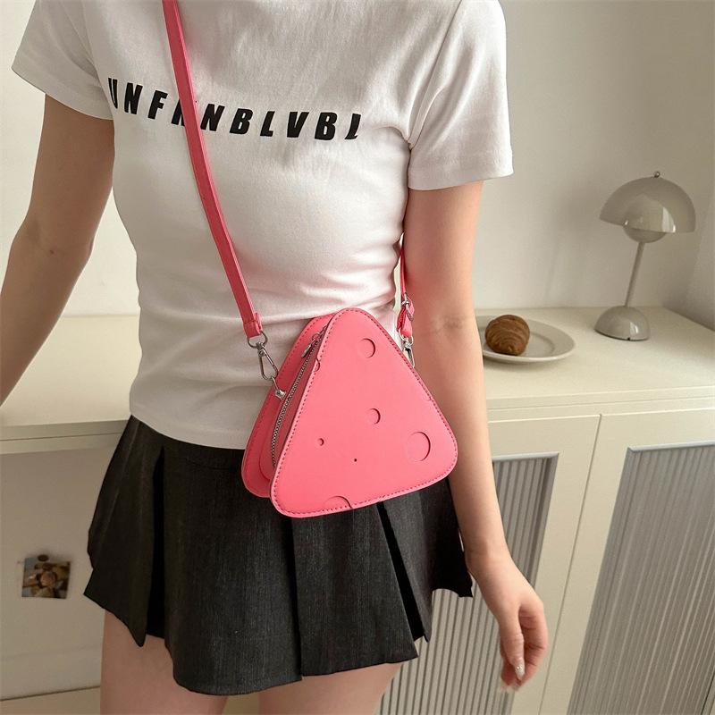 Niche design 2024 новый модный милый мини-треугольный мешок с дырочками для сыра, помада, наушники, сумка-мессенджер для сменной сумки