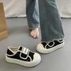 Полутапочки Весна и Осень Толстая подошва Липучка Белые кроссовки и Дама, надевшая повседневные кроссовки на одну ногу