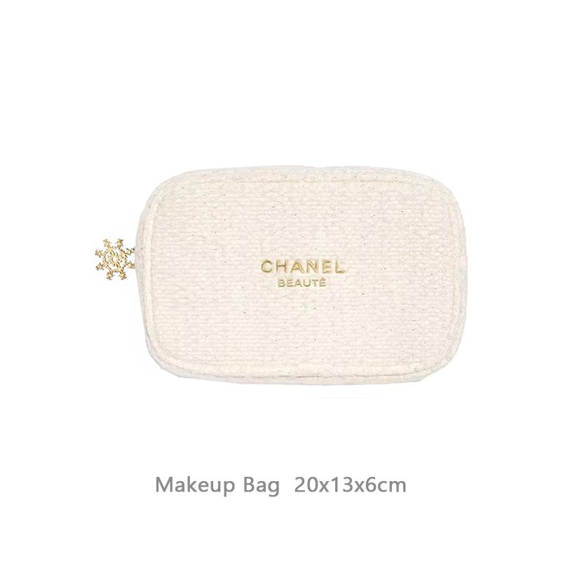Chanel Косметички на молнии со снежинками