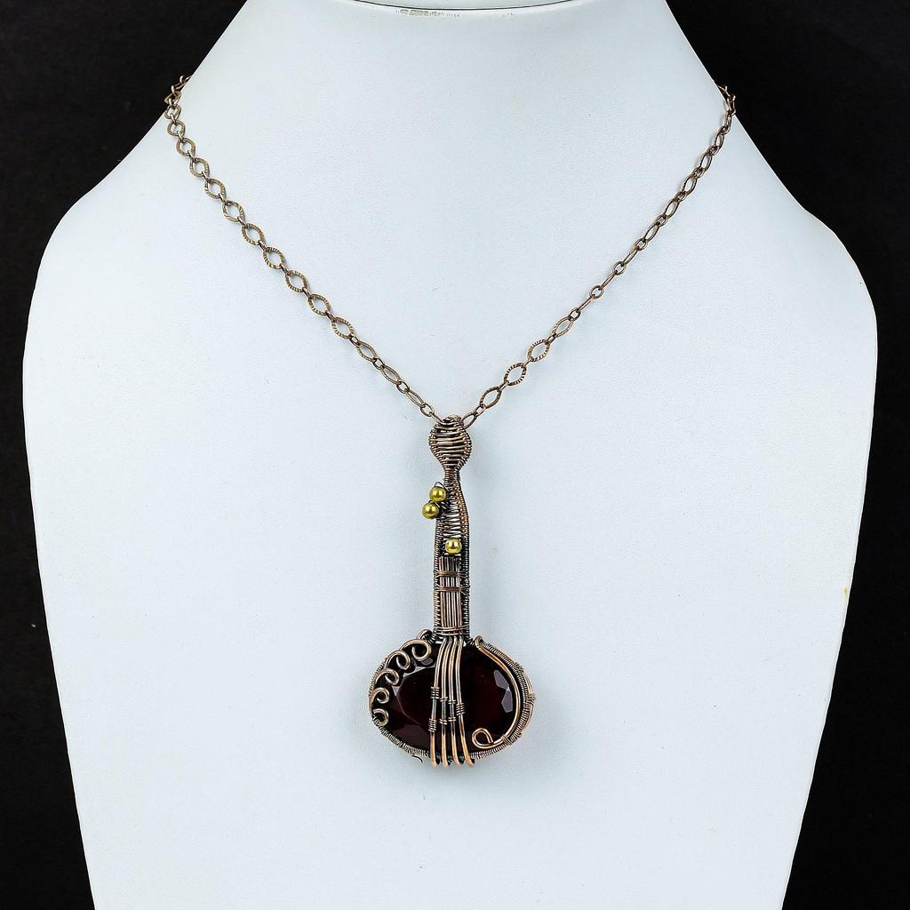 Уникальный красный гранат в форме гитары Драгоценный камень из чистой медной проволоки, обернутый ювелирными изделиями ручной работы