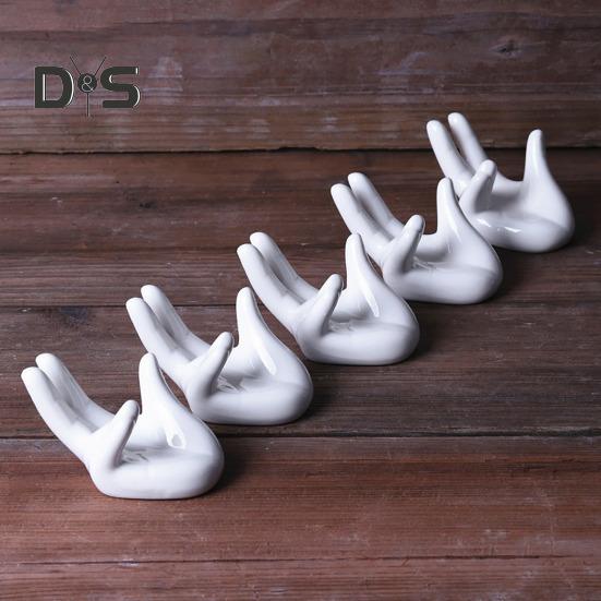 Подставка для яиц в форме руки. Прочная керамическая конструкция. Простая в уходе подставка для вареных яиц. Украшение стола.