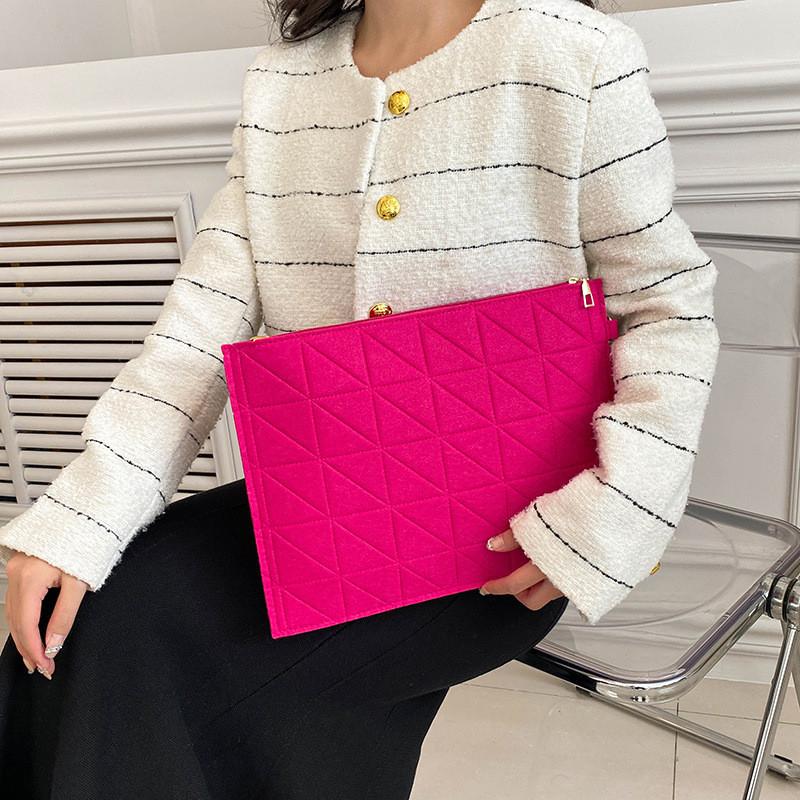 Стильная винтажная сумка-конверт для женщин черного, зеленого, фуксии и хаки цветов. Идеально подходит для повседневных весенних нарядов.