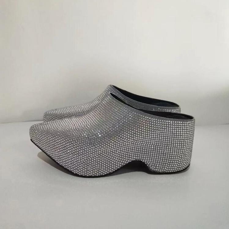 Модный бренд Водяной бриллиант Плоская подошва Пляжные шлепанцы Женские Отпуск Досуг Серебристые Сандалии на толстой подошве Средний каблук Женская обувь Размер 43
