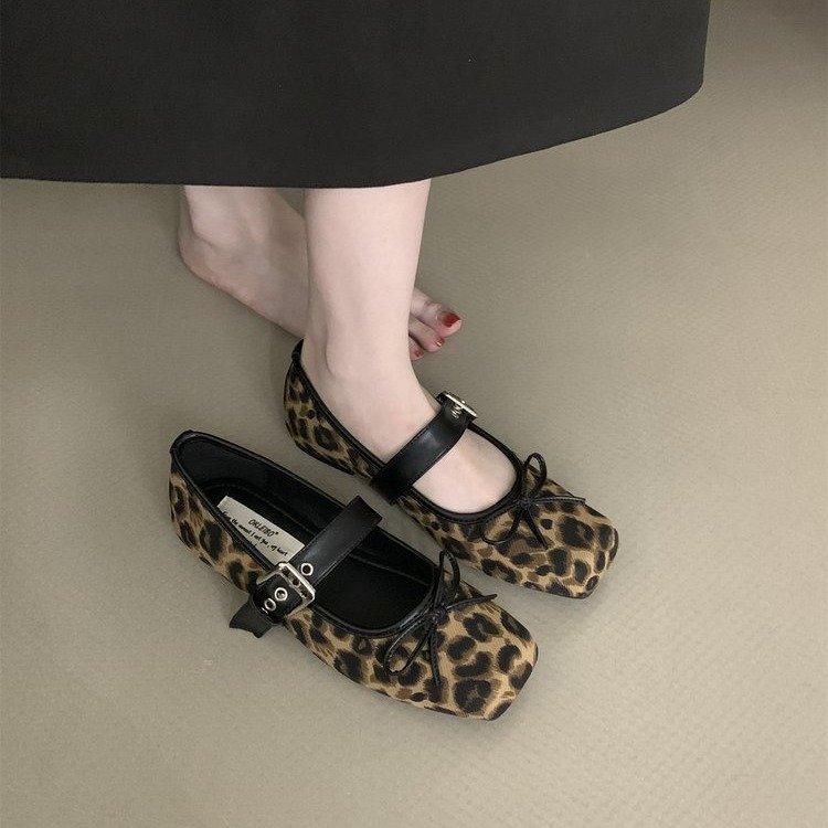 Fashion Casual Woman Shoe Square Toe Metal Chain Female Footwear Low Heels Pearl Decorateion Soft Retro Buckle Dress Beading New