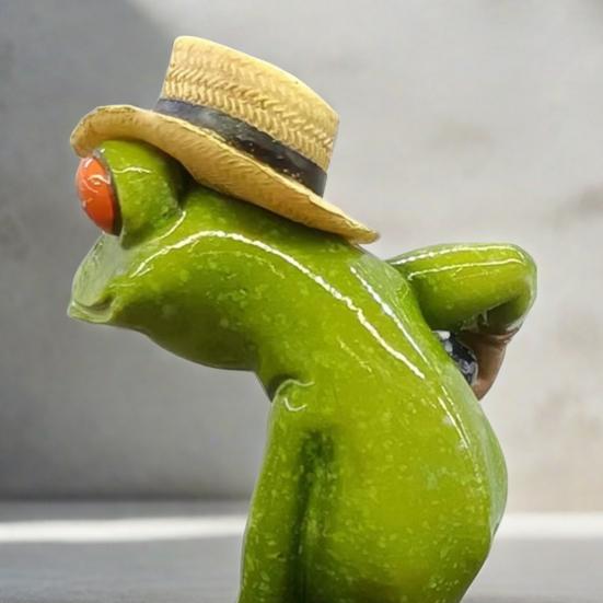 Садовая лягушка, держащая лопату, зеленая лягушка, смоляная статуэтка, фермерское животное, скульптура, украшение для домашнего офиса, рабочего стола, украшение для сада в помещении и на открытом воздухе