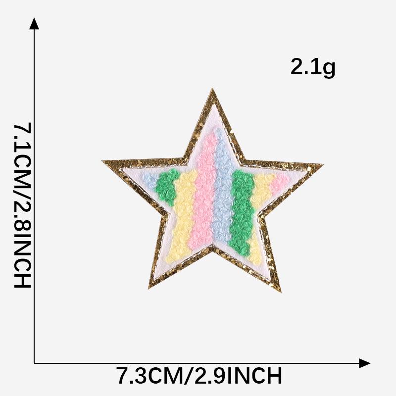 Полотенце из синели с золотой окантовкой, вышитыми нашивками в виде молний и радуги
