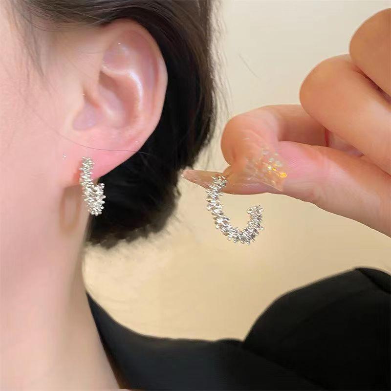 «Высококачественные металлические классические ретро-серьги — европейский и американский стиль, женская холодная ниша, мода знаменитостей»