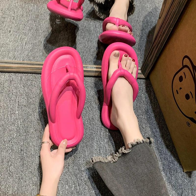 Новые летние шлепанцы ярких цветов, женские милые пляжные тапочки на мягкой подошве, модные сандалии, домашняя нескользящая обувь для ванной комнаты, шлепанцы