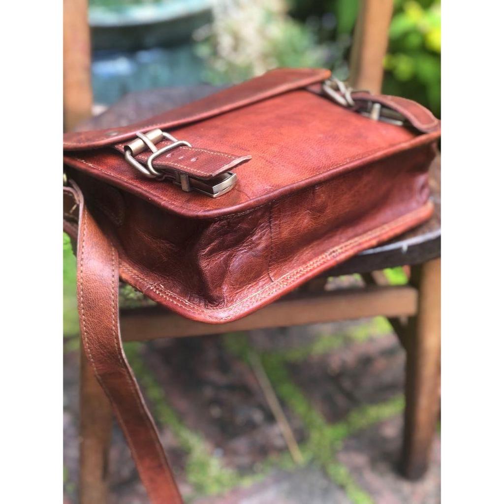 Стильная маленькая коричневая кожаная сумка, кожаная сумка-мессенджер в винтажном стиле, сумка через плечо размером 7 x 9 дюймов, сумка из потертой кожи, сумка Fairtrade.