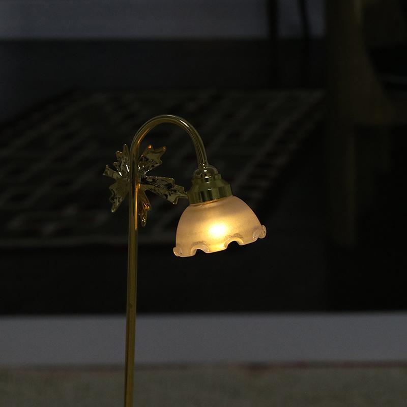 1/6 1/12 Миниатюрный светодиодный торшер для кукольного домика на батарейках с выключателем вкл./выкл.