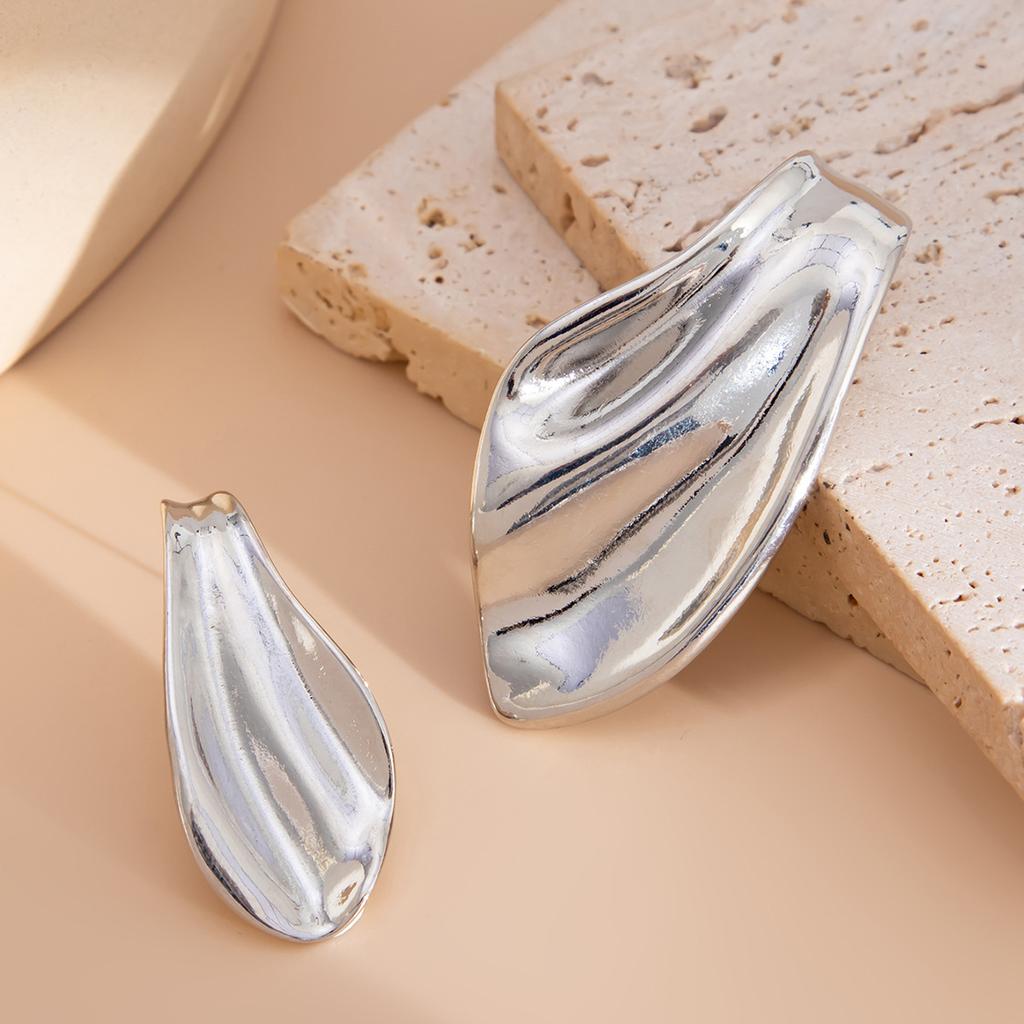 Ювелирные изделия личность преувеличенные асимметричные серьги-цветы мода инс ниша плиссированные металлические серьги-гвоздики женские