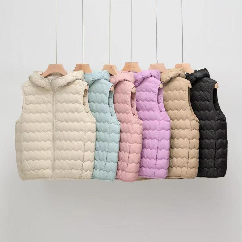 Женский легкий пуховый жилет с капюшоном и волнистым узором 2025