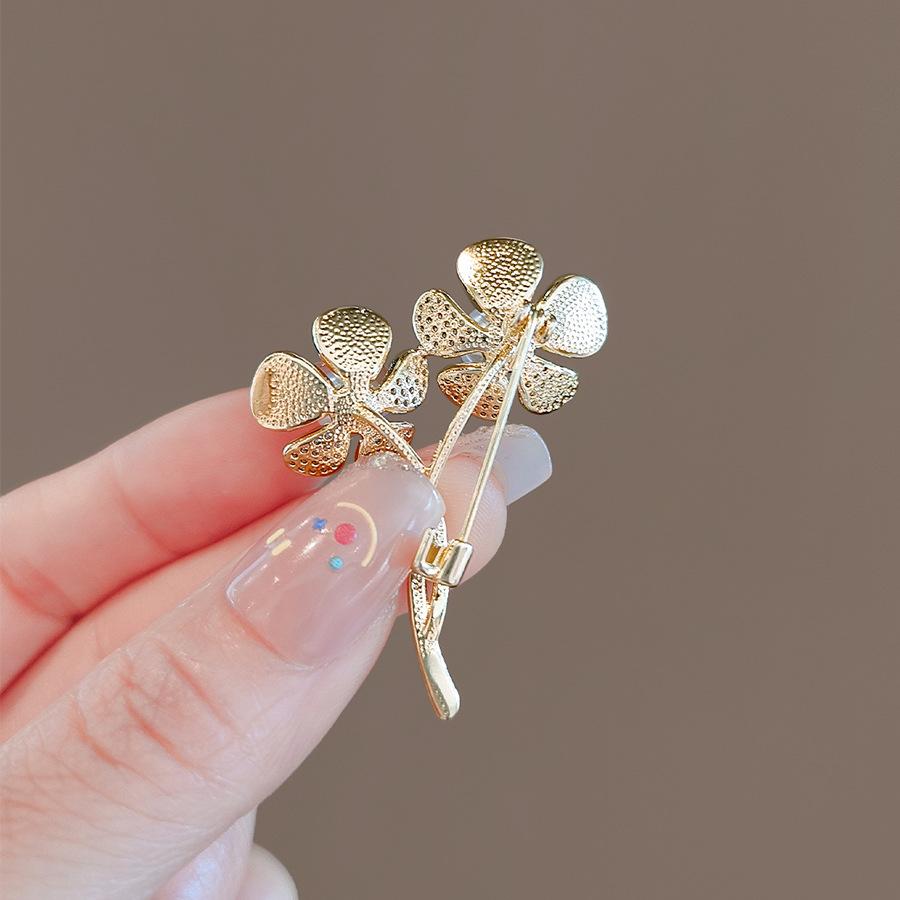 Pearl Flower Brooch Women'S Design Sense Niche Suit Corsage Autumn And Winter Rhinestone Coat Accessories Neckline Pin