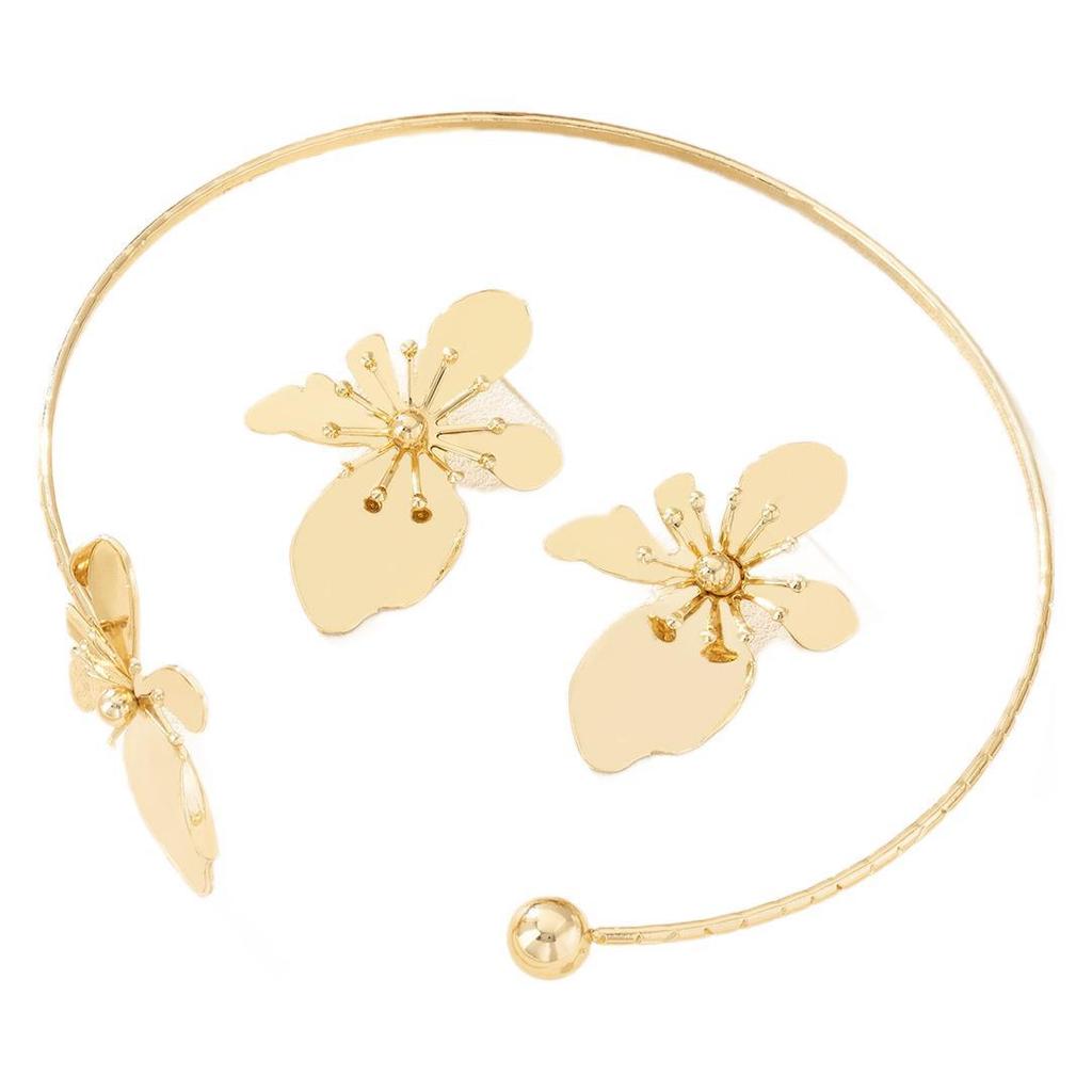Модный комплект из сережек и ожерелья с цветком