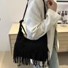 Искусственная замша Суперпопулярная нишевая замшевая сумка через плечо для женщин Новый дизайн с кисточками Однотонная сумка кроссбоди KTY
