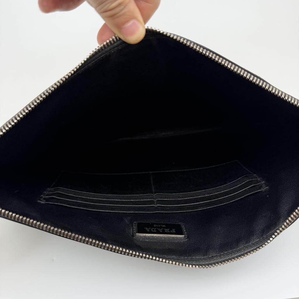 [Pre-Owned] Clutch Black Leather Logo Crosshatch Handbag Silver Hardware - Very Good #1MR3RUN