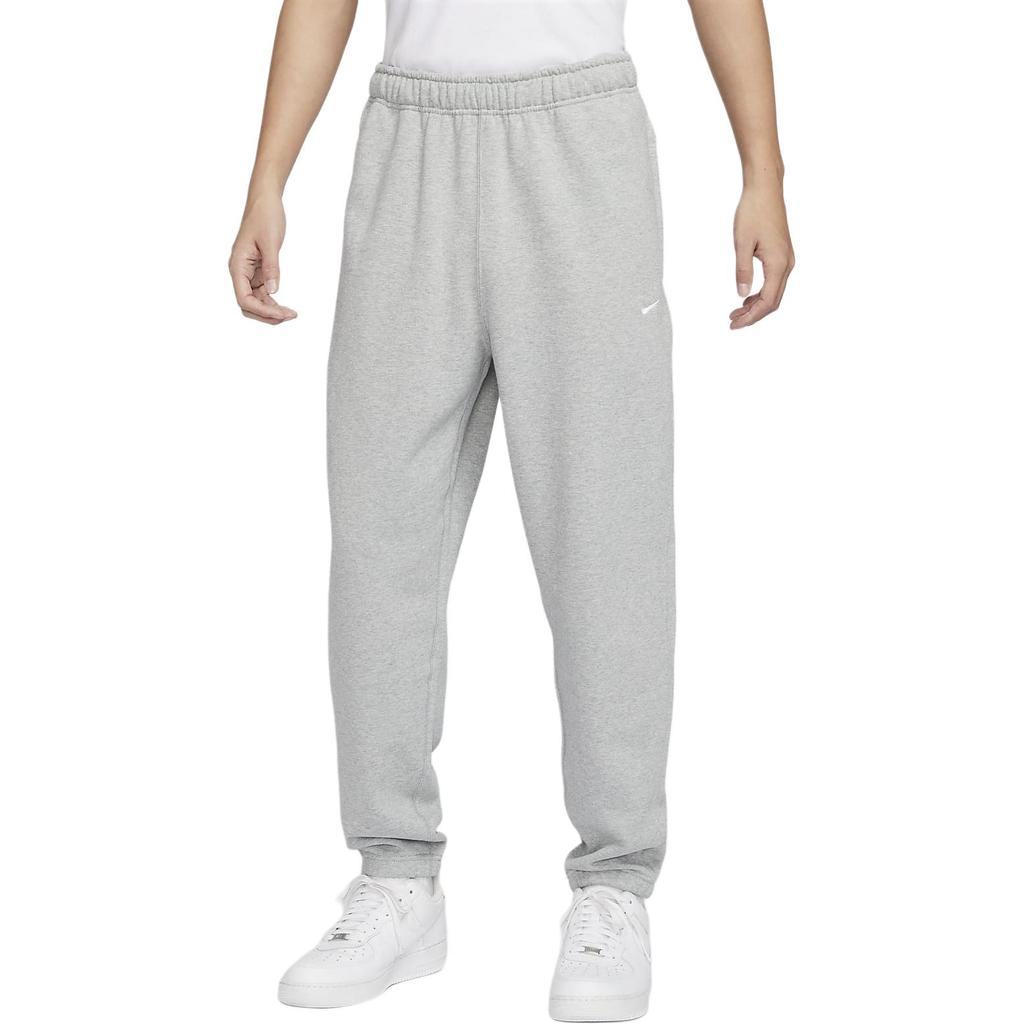 Nike Мужские спортивные повседневные брюки Solo Swoosh с эластичными манжетами, темно-серые, белые, DX0816-063