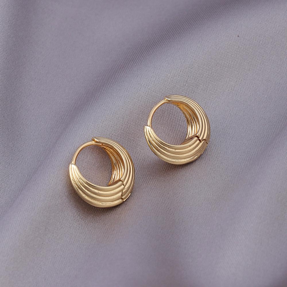 Серьги-иглы из серебра 925 пробы: Легкая роскошь, высококлассные пусеты и универсальный нишевый дизайн в виде колец для работы и стиля