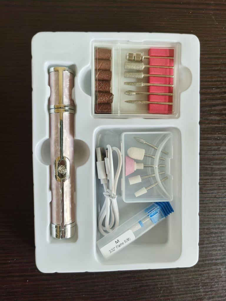 Компактный серый электрический полировщик ногтей и инструмент для удаления омертвевшей кожи