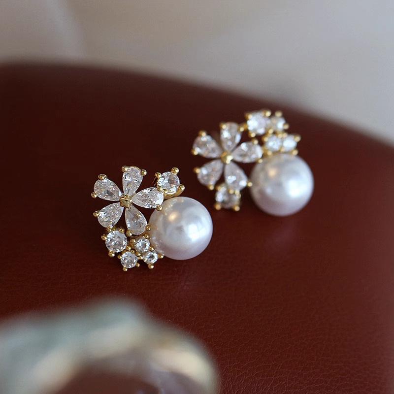 2025 Новые изысканные серьги-пусеты в виде белых цветов, похожих на жемчуг, для женщин, блестящие геометрические серьги-лепестки из циркона, модные, для вечеринок