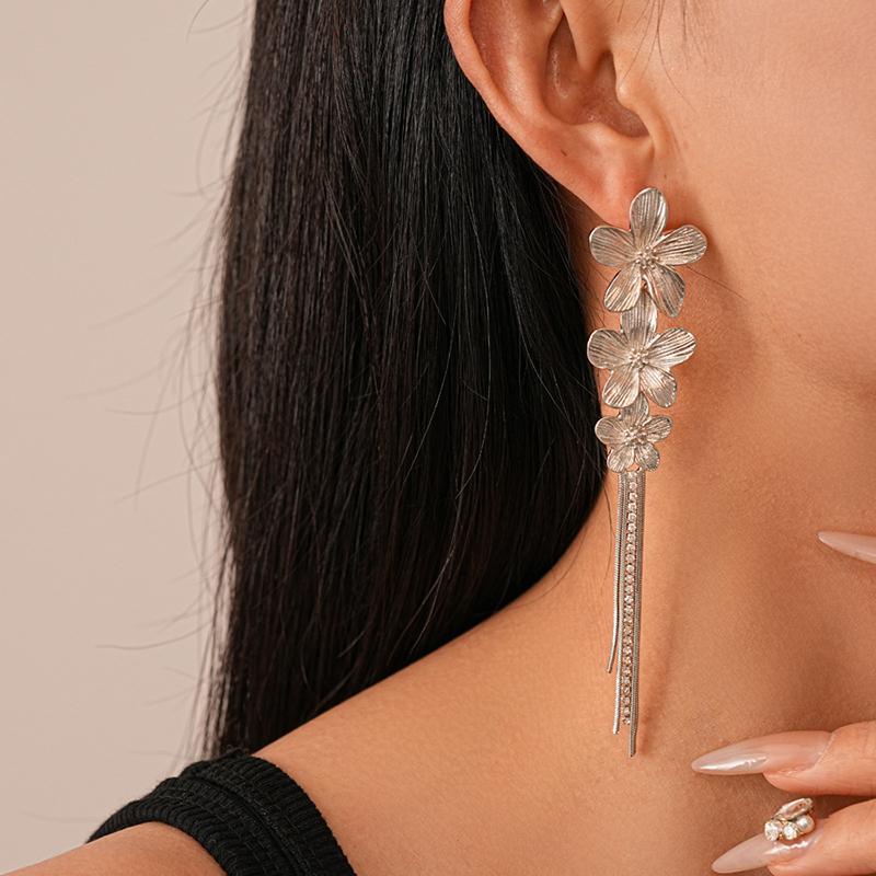 Vintage Metal Three Flower Dangle Earrings for Women Bling Long Tassel Rhinestone Chain Earrings Exaggerated Elegent Jewelry