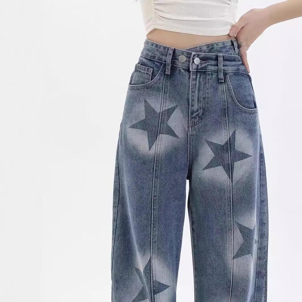 Женские джинсы нестандартного кроя с высокой талией — облегающий, свободный, стильный дизайн с широкими штанинами на весну.