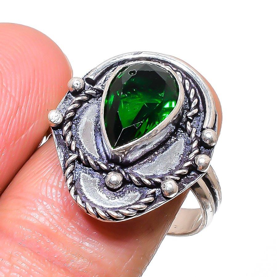Кольцо из серебра 925 пробы с натуральным хромдиопсидом, размер 9 B5P83