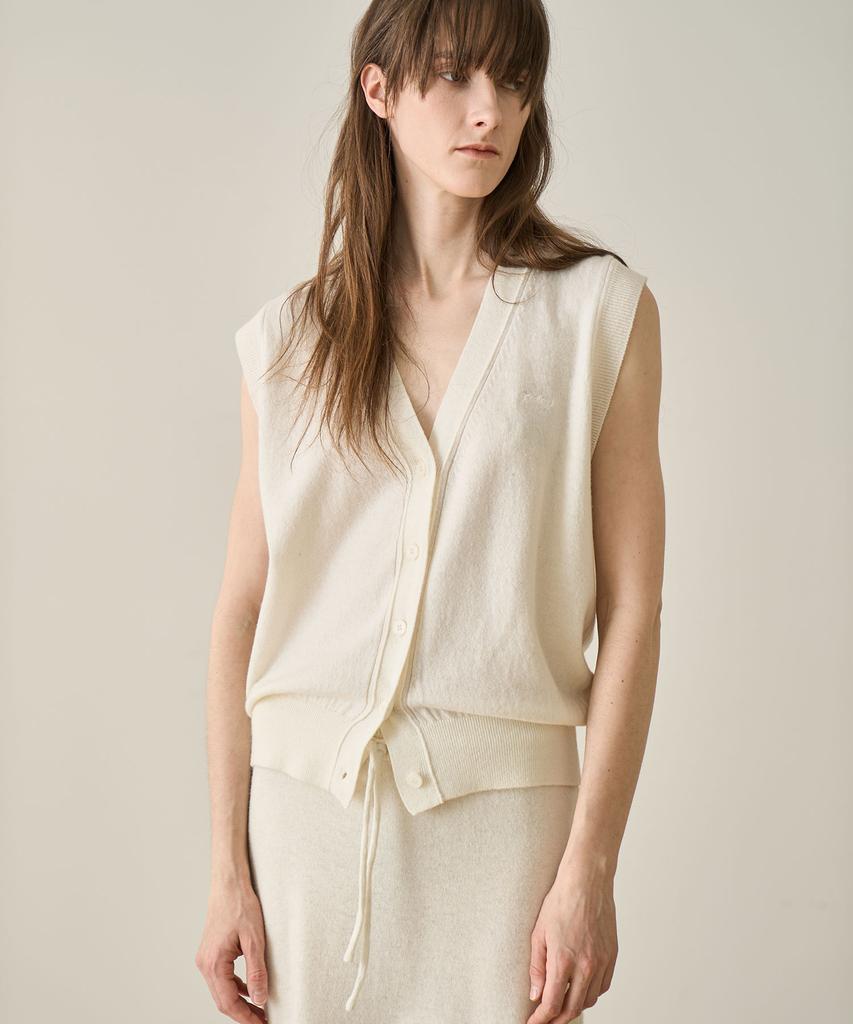 GRIDAJ Fine Wool V-Neck Button Vest _ Ivory