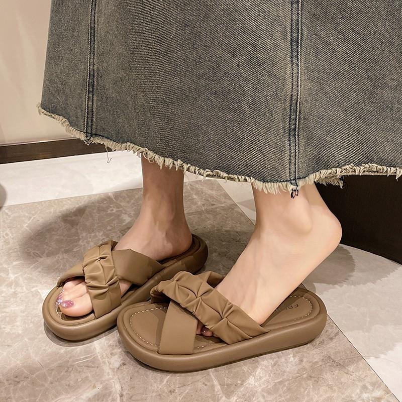 Внешняя торговля крутые тапочки женские летние для улицы 2025 новые модные универсальные на плоской подошве повседневные шлепанцы с одним ремешком на толстой подошве пляжные сандалии