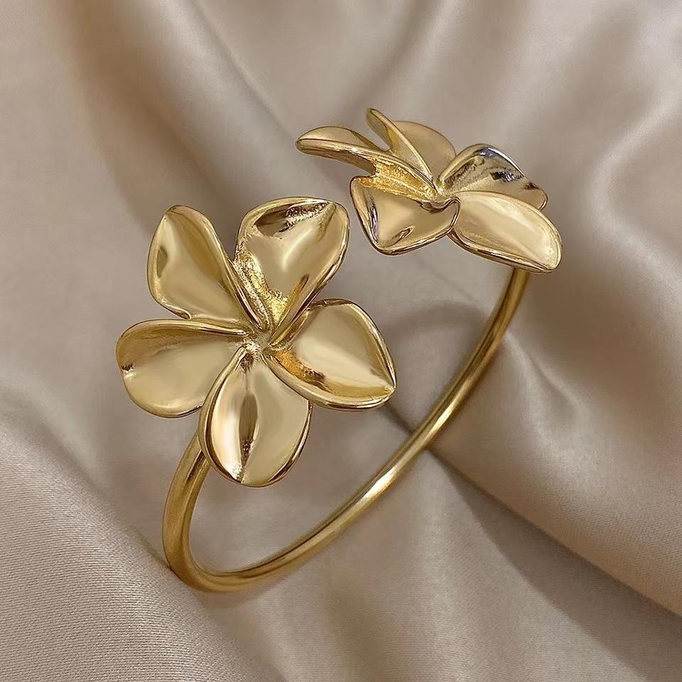 Stylish Double Big Flower Cuff Bracelet Fashion Creative Gold/Silver Color Metal Floral Bangle For Women Personality Simple Dail