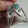 Винтажный дизайн, серьги женские серебристого цвета, инкрустированные зелеными камнями, этнические металлические геометрические серьги-подвески с ручной резьбой, для женщин