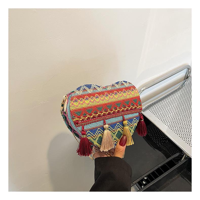 2025 новая сумка женская модная сумка-мессенджер в форме сердца с бахромой в этническом стиле на цепочке маленькая сумка-саквояж плетеная сумка